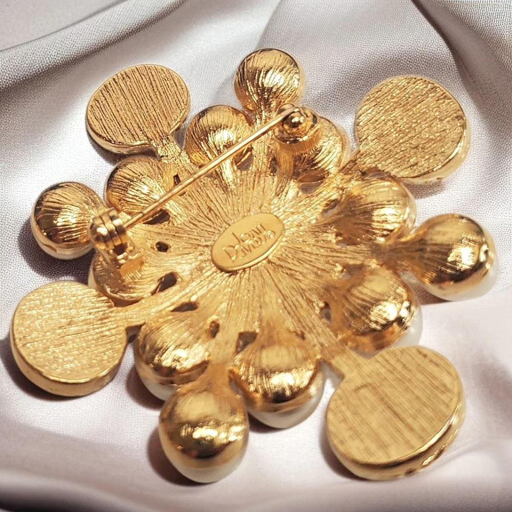 JOAN RIVERS Vintage Imperial Maltese Cross Pearl Brooch - Picture 4 of 4